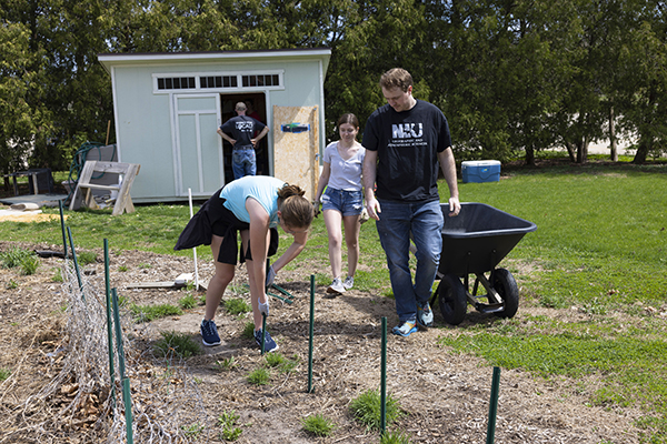 student group volunteers