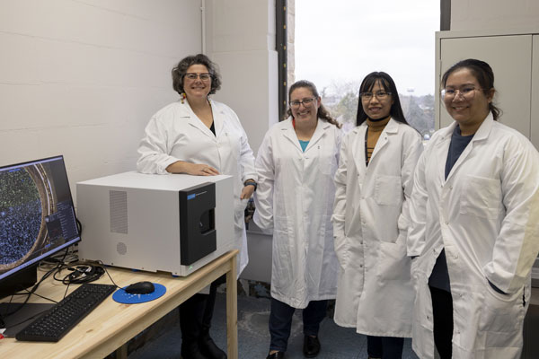 Melissa Lenczewski with students in lab