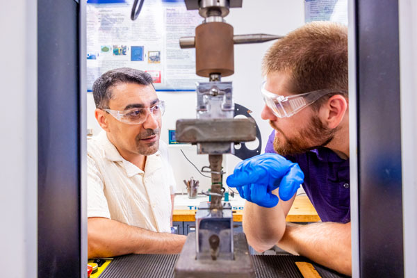 Mahdi Vaezi in lab with student